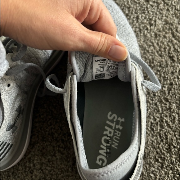 New Under Armour Charged tennis shoes 7.5 - Picture 10 of 13